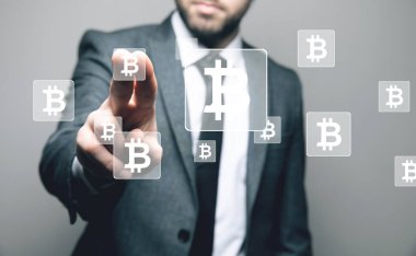 Adam Bitcoin sembolüne tıklıyor