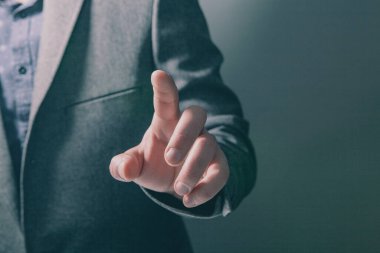 İş adamı sanal ekrana tıklıyor 