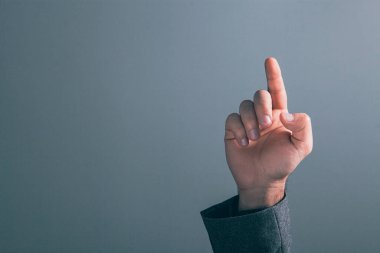 İş adamı sanal ekrana tıklıyor 