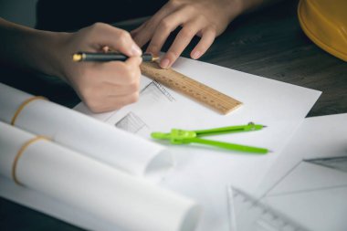 Mimar kağıtlar üzerinde ölçümler yapar. inşa planı