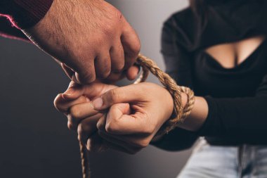 Bir erkek bir kadını bağlar.