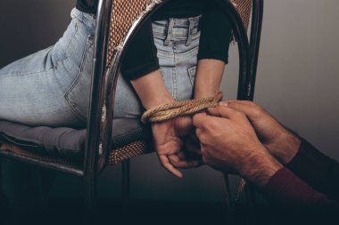 Bir erkek bir kadını bağlar.