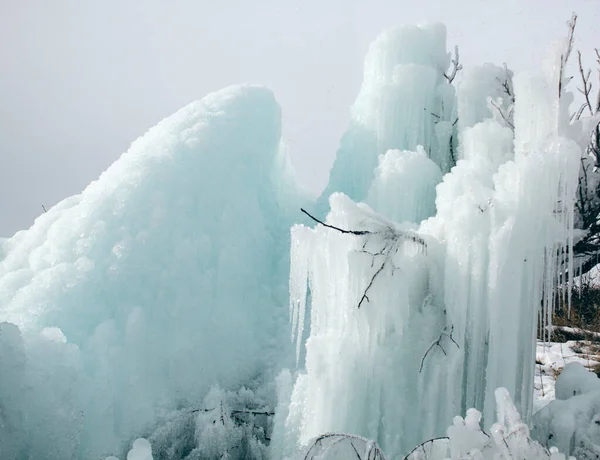 Ένα Μεγάλο Κομμάτι Πάγου Και Ένα Παγωμένο Δέντρο — Φωτογραφία Αρχείου