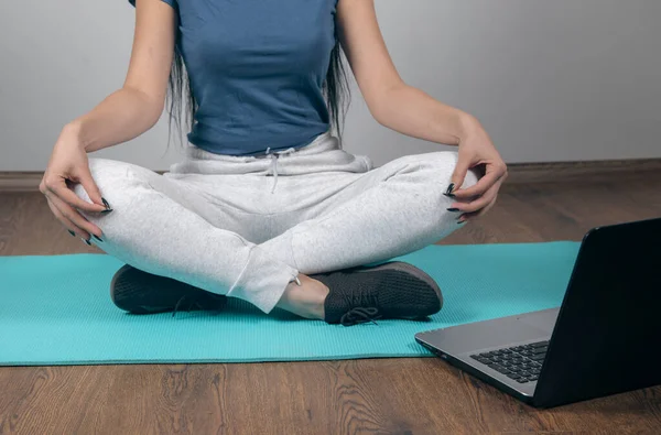 Jovem Mulher Sentada Tapete Exercício Frente Laptop — Fotografia de Stock