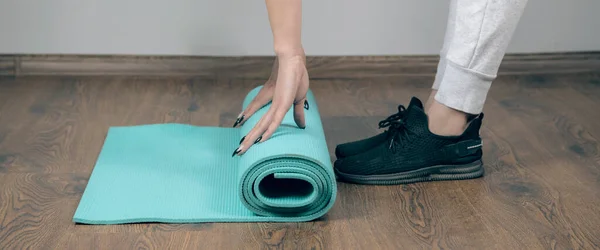 Young Woman Assembles Exercise Mat — Stock Photo, Image