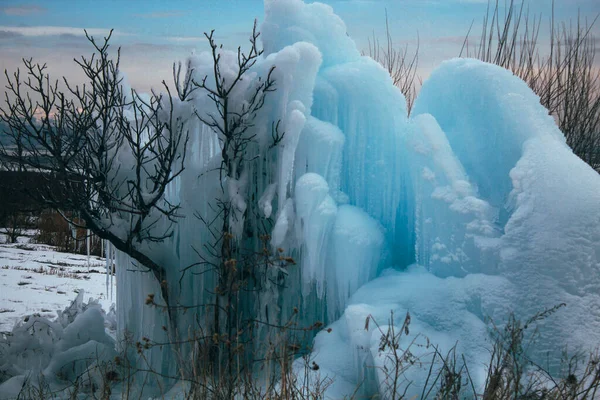 一大块冰和一棵冰冻的树 — 图库照片