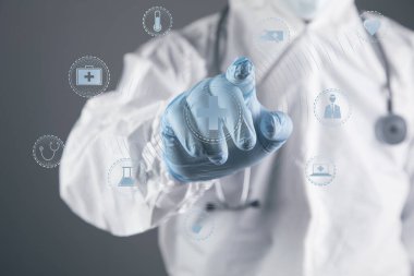 Doktor sanal ekrandaki tıbbi simgelere tıklıyor