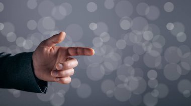 Bokeh arkaplanındaki sanal ekrana tıklayan adam