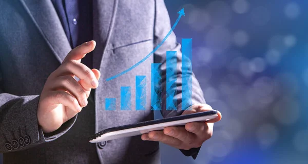 Sanal grafik. Elinde tablet tutan bir adam.