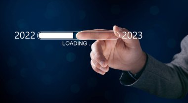 Bokeh arkaplanındaki sanal ekrana tıklayan adam