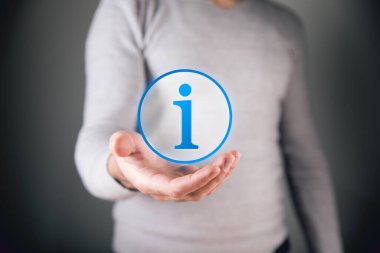 Bilgi simgesi simgesi. # Ellerinde tutan adam #