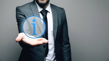 Bilgi simgesi simgesi. # Ellerinde tutan adam #