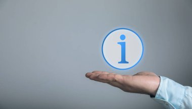 Bilgi simgesi simgesi. Ekranda tıklayan adam