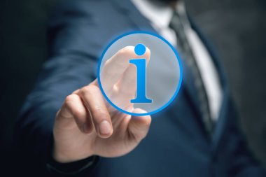 Bilgi simgesi simgesi. Ekranda tıklayan adam