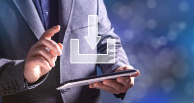 Adam indirme simgesine tıklıyor