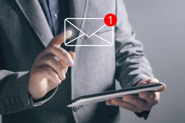 Yeni ileti bildirimleri. Elinde tablet tutan bir adam.