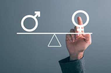 Terazide cinsiyet eşitliği. Adam teraziyi itiyor