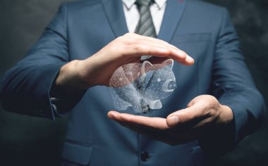 Şebekeden biriken domuz. Adam elinde tutuyor.