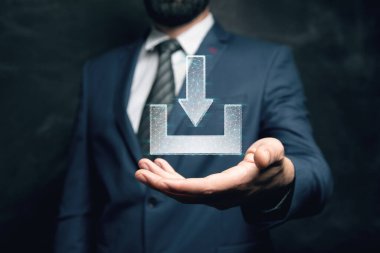 Web indirme simgesi. Ekranda tıklayan adam