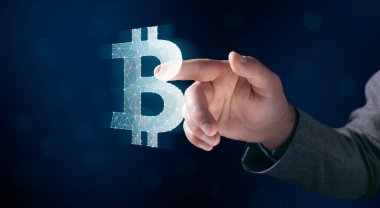 Kanaldan Bitcoin. Kripto para birimi. Ekranda tıklayan adam