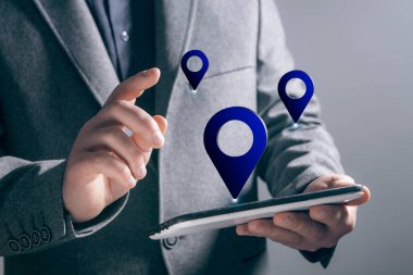 GPS simgesi. Elinde telefon tutan bir adam.