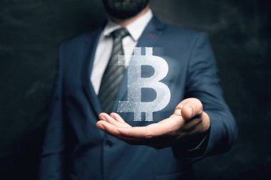 Kanaldan Bitcoin. Kripto para birimi. Adam elinde tutuyor.