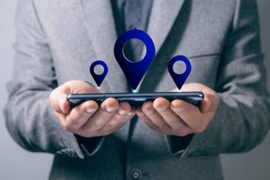 GPS simgesi. Elinde telefon tutan bir adam.