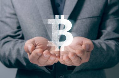 Kanaldan Bitcoin. Kripto para birimi. Adam elinde tutuyor.