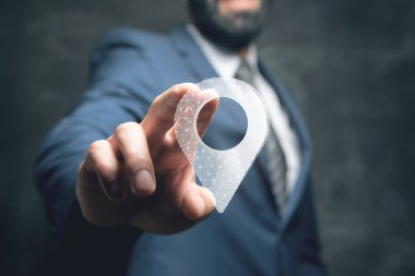 Web ve noktalardan GPS simgesi. Ekranda tıklayan adam