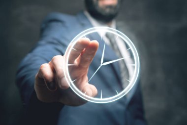 Saat simgesi. Ekranda tıklayan adam