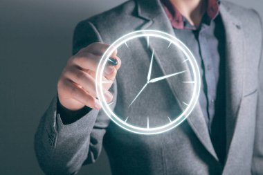 Saat simgesi. Ekranda tıklayan adam