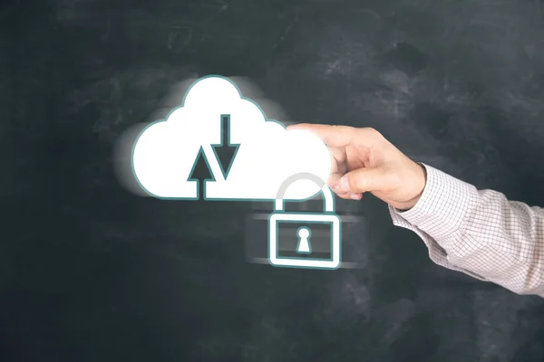 Ağ bulutu ve asma kilit. Giriş yasak. Ekranda tıklayan adam