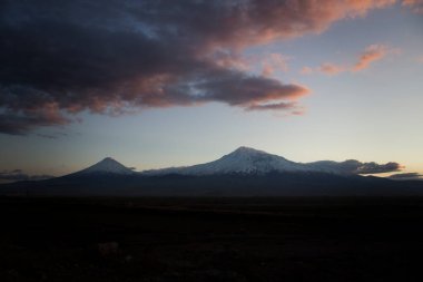 Gün batımında Ermenistan 'dan Ararat Dağı