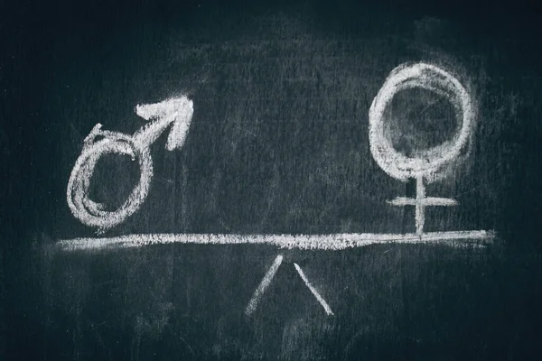 Αρσενικό Θηλυκό Σύμβολο Φύλου Σχεδιάζεται Στις Κλίμακες Στη Μαύρη Πλακέτα — Φωτογραφία Αρχείου