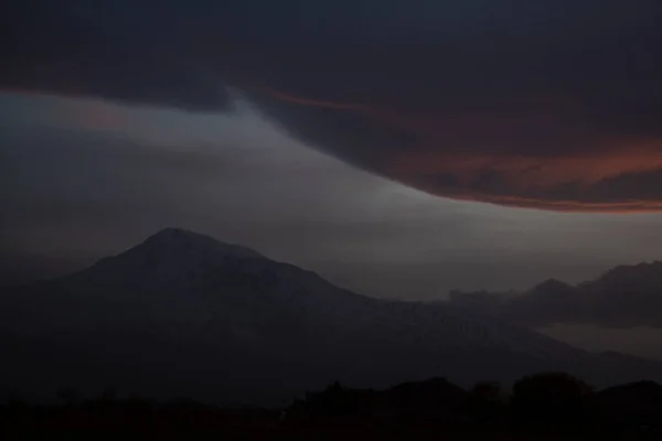 Nuvole Arancioni Sopra Montagna Tramonto — Foto Stock