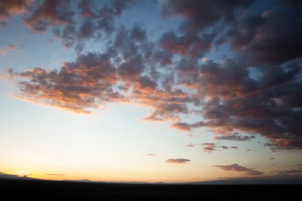 Campo Nuvens Coloridas Pôr Sol — Fotografia de Stock