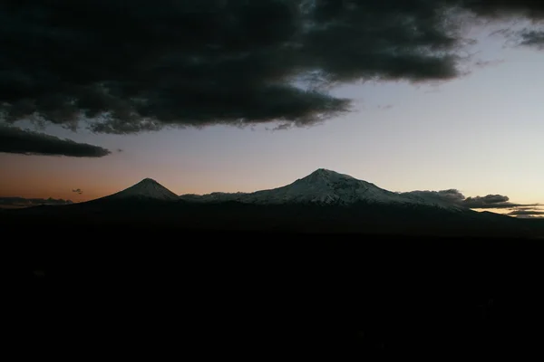 日落后的阿拉拉特山和乌云 — 图库照片