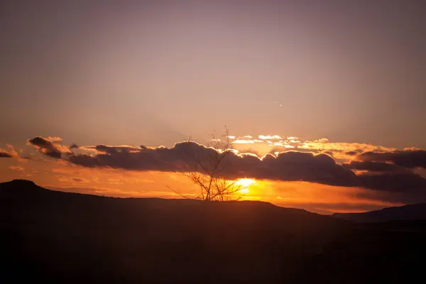 Nuvens Laranja Sobre Montanha Pôr Sol — Fotografia de Stock