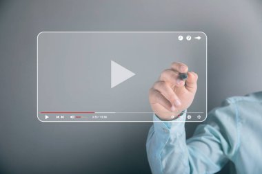 adam video oynatıcı paneline basıyor