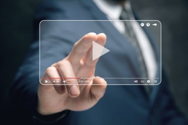 adam video oynatıcı paneline basıyor