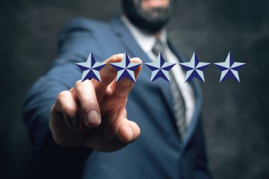 Bir adam yıldızların ikonuna tıklıyor. kavram değerlendirmesi