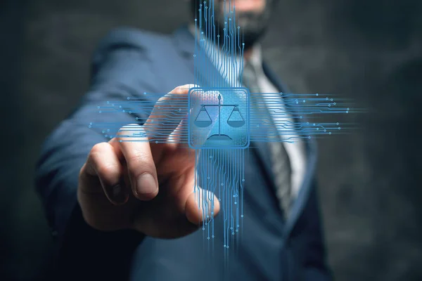 İşlemci çipi simgesi ile adalet tartısı işareti, bir adam ekrana basar