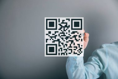 QR kod simgesini tara. Dijital tarama QR kodu. Ekranda tıklayan adam