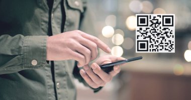 QR kod simgesini tara. Dijital tarama QR kodu. Adam telefon ekranına bağlanıyor.