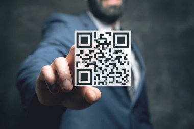 QR kod simgesini tara. Dijital tarama QR kodu. Ekranda tıklayan adam