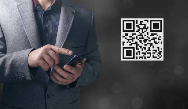QR kod simgesini tara. Dijital tarama QR kodu. Adam telefon ekranına bağlanıyor.