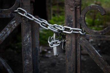 Eski demir kapı zincir ve asma kilit ile kapatıldı