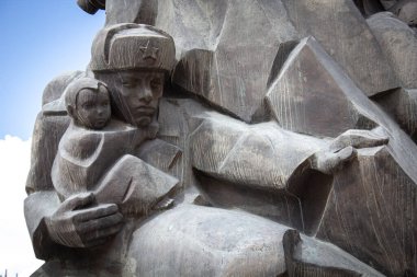 Gyumri 'deki eski Sovyet heykeli. Çocuğu tutan asker.
