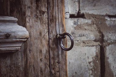 Yüzüklü eski ahşap kapı