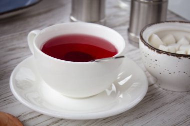 Masadaki beyaz fincanda çay